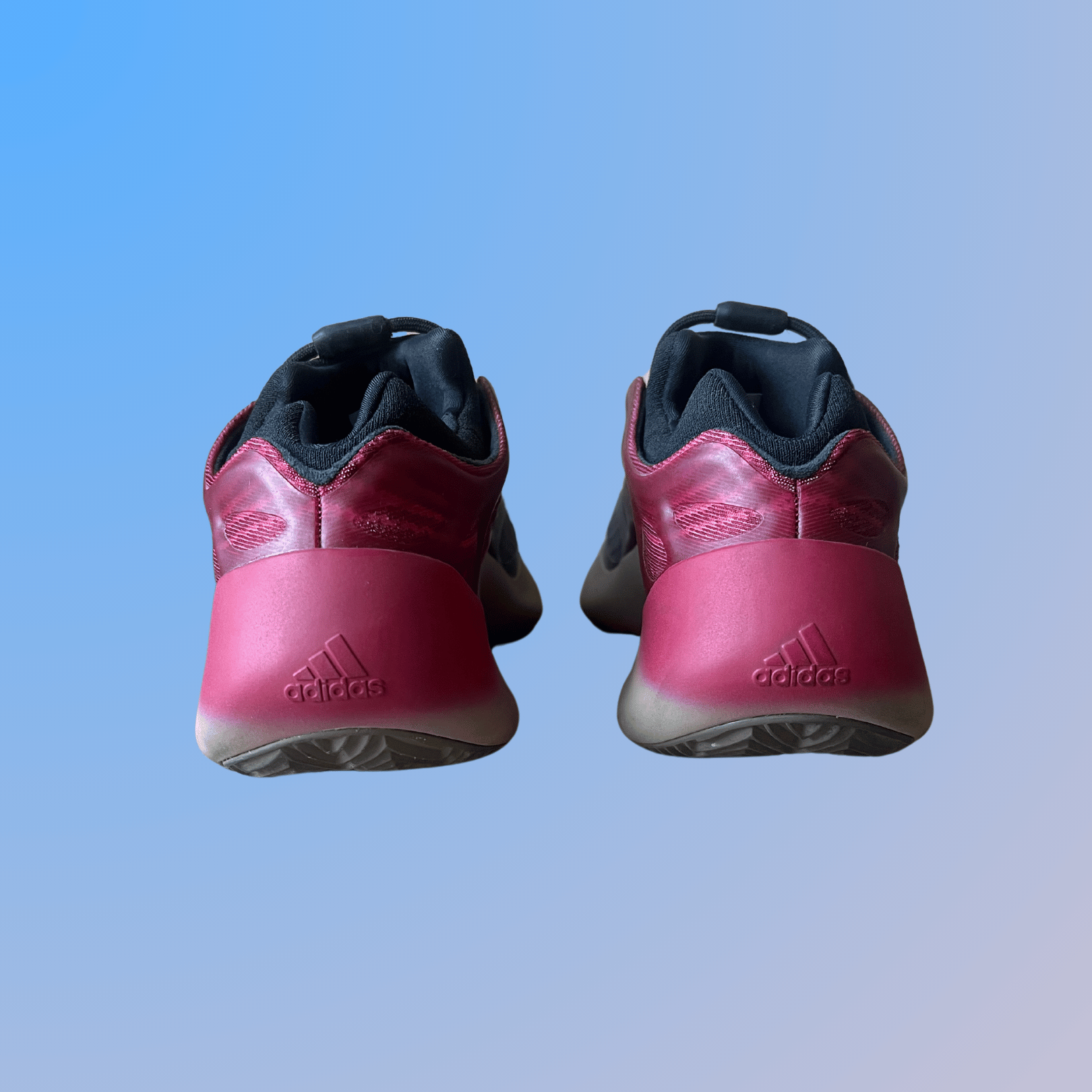 Yeezy 700 V3 Fade Carbon (használt)