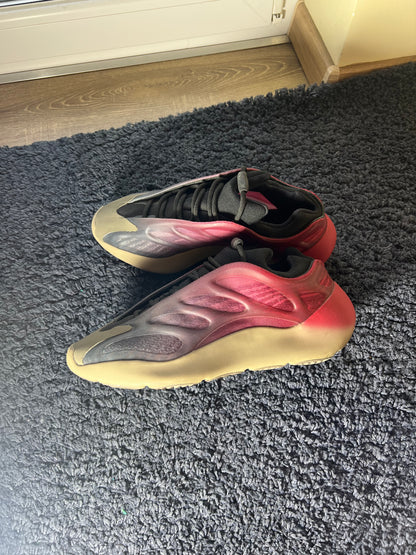 Yeezy 700 V3 Fade Carbon (használt)