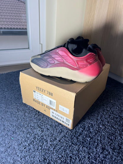 Yeezy 700 V3 Fade Carbon (használt)